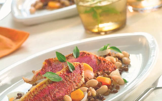 Filets de rouget en escabèche, haricots blancs et lentilles en salade