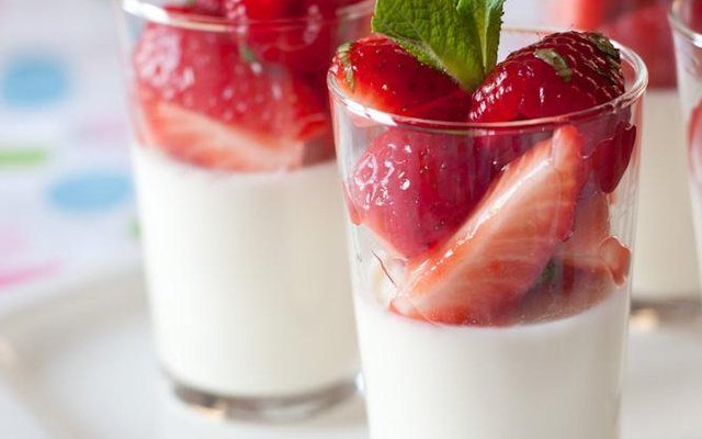 Baby panacotta à la rose, fraises et framboises à la menthe