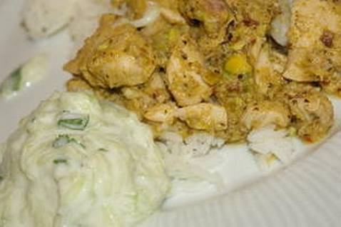 Poulet au curry vert et sa sauce rafraîchissante au concombre