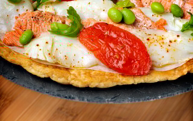 Tarte fine de saumon sauvage et cabillaud  d'alaska au basilic et tomates rôties