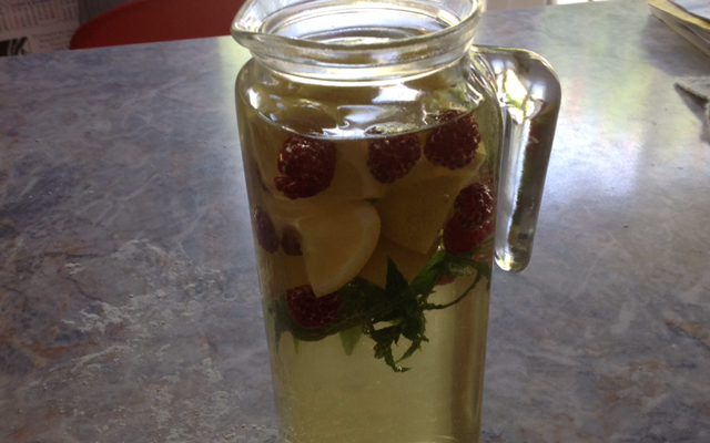 Thé vert glacé aux fruits rouges et menthe fraîche