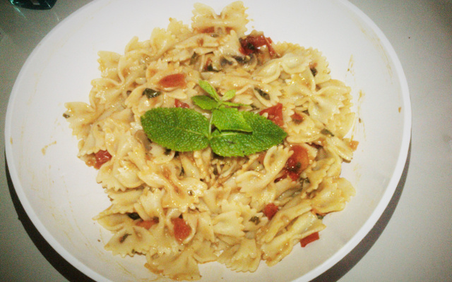 Farfalles aux tomates, champignons et menthe