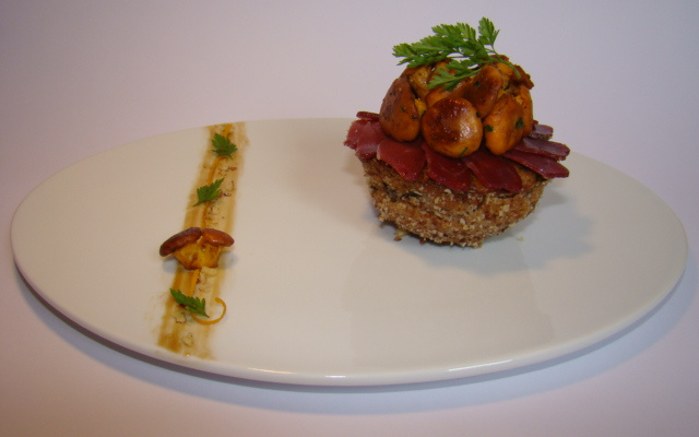 Girolles et cerfeuil.....comme un clafoutis.....effeuillé de magret séché et éclats de noisettes, jus de canard réduit à l'orange