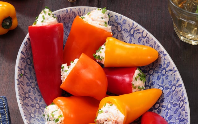 Piquillos à la brousse, sauce tabasco chipote et chorizo