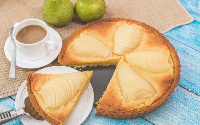 Tarte amandine aux poires et vanille nappée à l'abricot