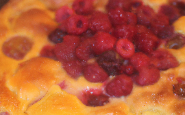 Clafoutis sucrés aux framboises et aux pêches