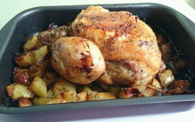 Poulet au four aux herbes sur lit de pommes de terre