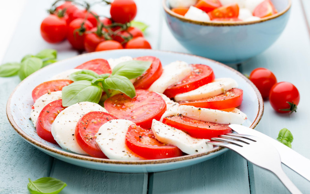 Salade à l'italienne, tomates, mozzarella