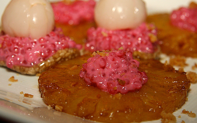 Ananas flambé, nougatine de sésame, caviar rose et litchi