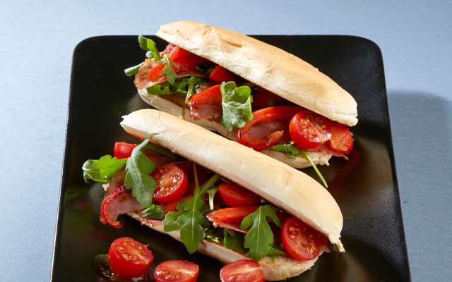 Hot dog du soleil, roquette et bacon