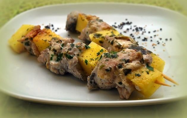Brochettes de Barracuda à l'ananas, graines de sésame et sel noir volcanique