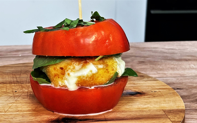 Burger de tomates à la mozzarella panée