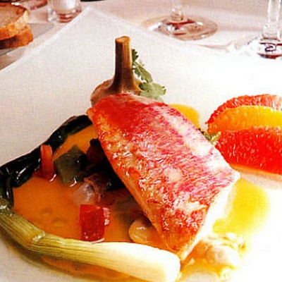 Filets de rouget aux agrumes, coques et artichauts, émulsion de coriandre