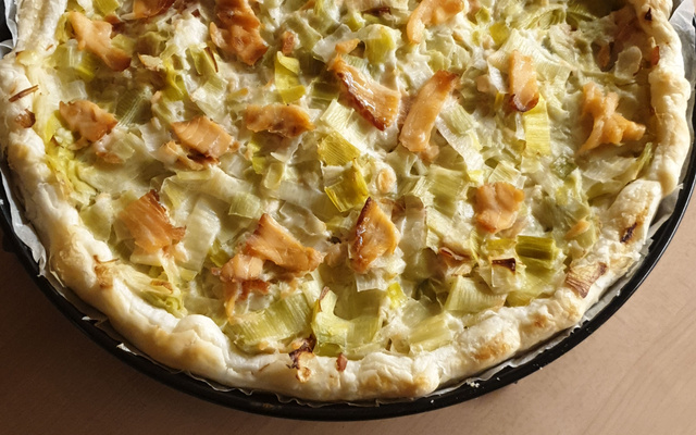 Tarte aux poireaux et dés de saumon fumé