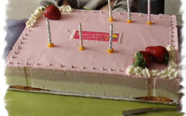 Gâteau aux mousses chocolat blanc et fraises