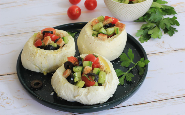 Mozzarella farcie à la tomate, concombre et olives noires