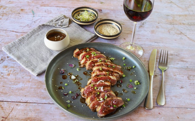 Tataki de magret de canard du Sud-Ouest au gingembre et au sésame