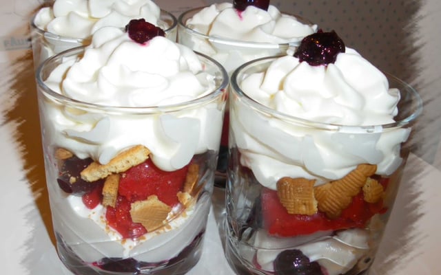 Verrines toutes fraîches et légères au sorbet fraise (maison)