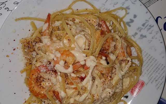 Pâtes linguine aux crevettes, sauce crémeuse à l'ail, paprika fumé et citron