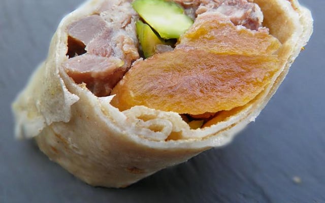 Bouchées "coin-coin": Roulés de confit de canard en crêpe de pain d'épice, gourmandises sucré-salées