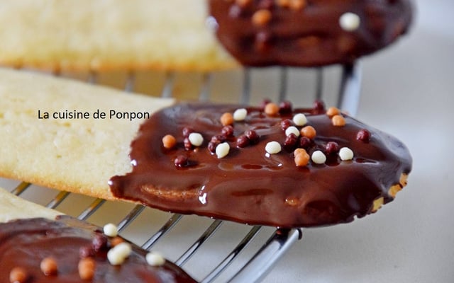 Langue de chat garnie de chocolat