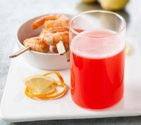 Freix Scarlett et ses brochettes de crevettes à l'ail et au citron