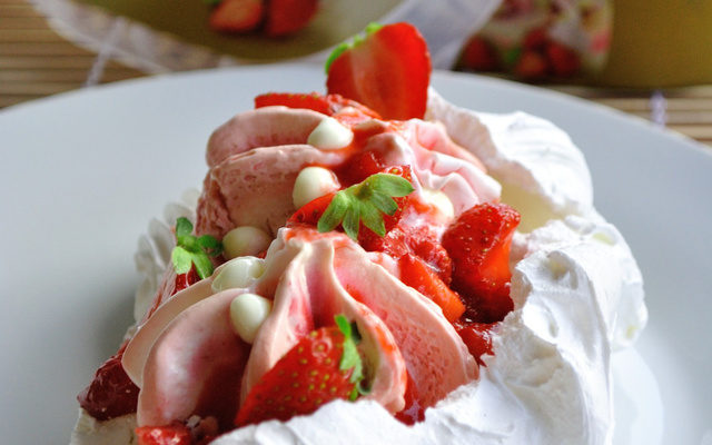 Vacherin express à la glace Carte d'Or® façon glacier fraise et morceaux de meringue