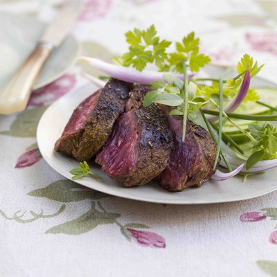 Onglet grillé, sauce barbecue et salade d'herbes