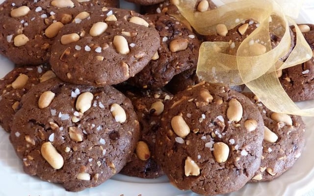 Cookies fleur de sel et ganache de chocolat noir aux cacahuètes