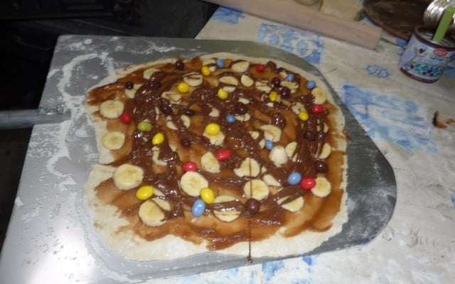 Pizza sucrée marron et chocolat