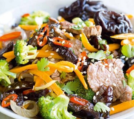 Bœuf sauté aux pruneaux et à la coriandre