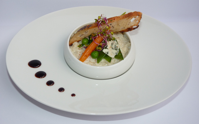 Risotto de roquefort Papillon et petits légumes bio, pousses et pain croustillant