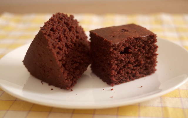 Gâteau moelleux au chocolat en poudre