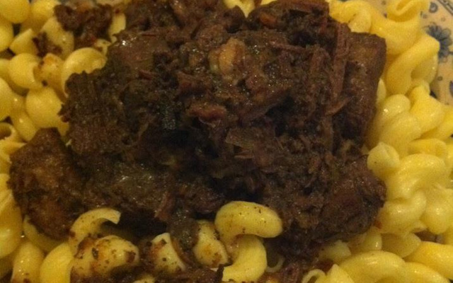 Gardianne de taureau au vin rouge et au thym