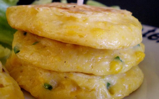 Galette de maïs, ciboulette et parmesan