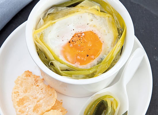 œuf cocotte à la fondue de poireau et tuiles au parmesan