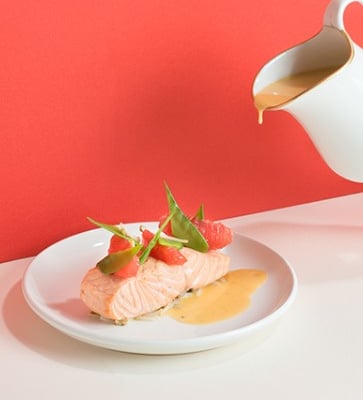 Pavé de saumon poché aux pamplemousses de Floride, soja et pois gourmands.