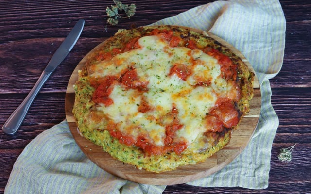 Pizza de courgettes sans pâte farcie à la mozzarella