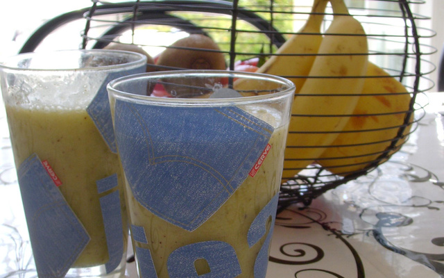 Smoothie orange, banane, kiwi et gingembre