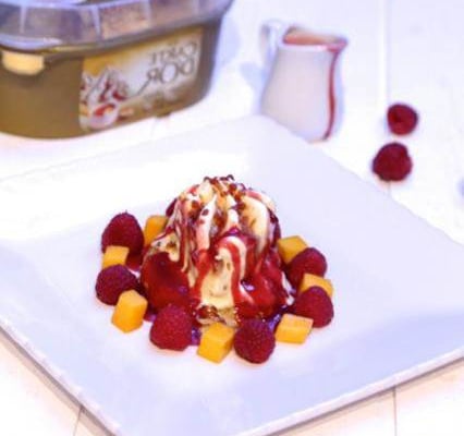 Brioche perdue, crème glacée Carte d'Or® façon glacier vanille et noix de pécan, coulis de fruits rouges, framboises et mangue
