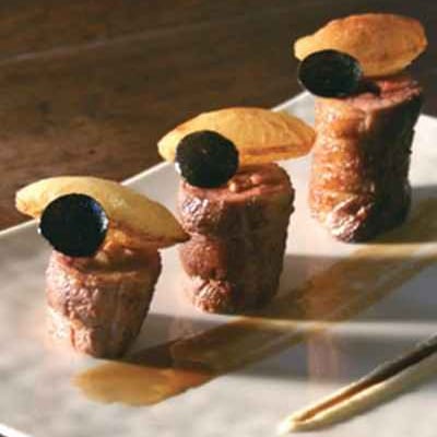 Tournedos d'oie fourré et rôti au foie gras, jus-sauce Périgueux, ovalines de pommes soufflées