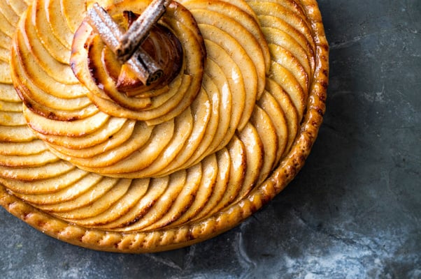 Tarte aux pommes sur lit de compote