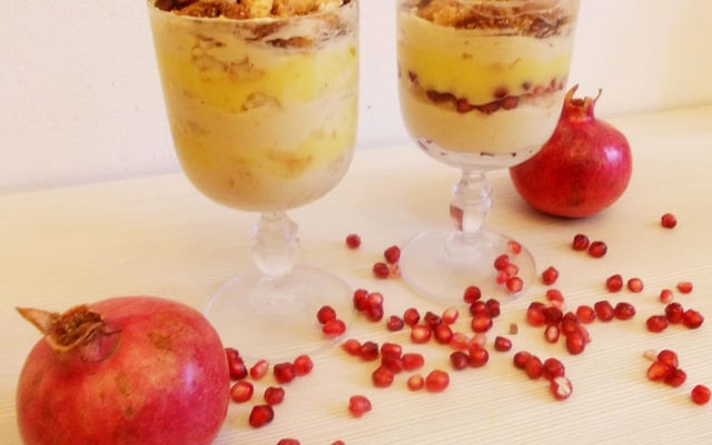 Verrines à la creme bavarois au mango, crème de laim, biscuit dacquois au coco et crumble