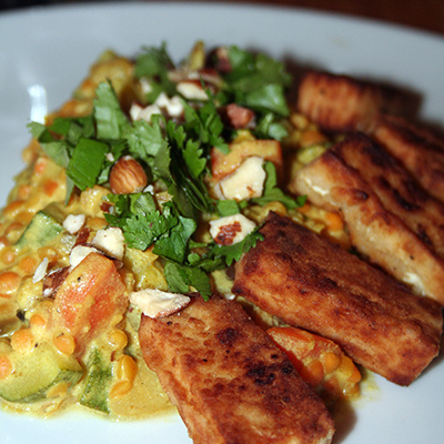 Curry de lentilles corail et petits légumes au tofu frit... Un délice totalement Végan