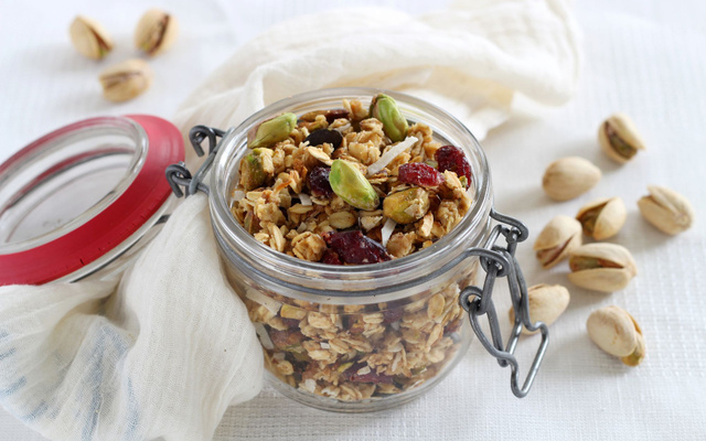 Granola maison aux pistaches, cranberries et noix de coco