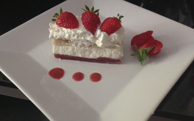 Entremet à la framboise et fromage blanc sur une dacquoise à l'amande