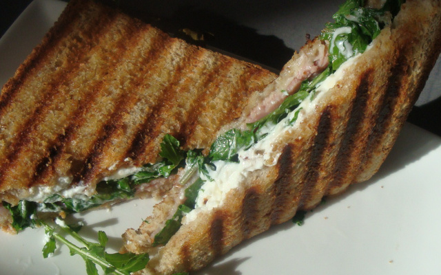 Un croque en rose, vert et blanc (chèvre épinards)