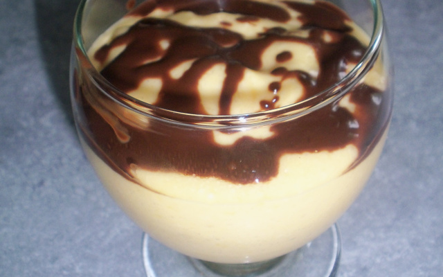 Mousse de mangue et zigzag de chocolat