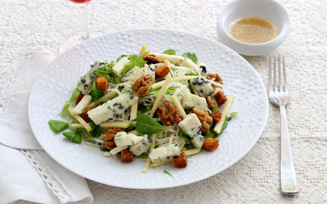 Salade de céleri rave, pomme, noix et roquefort