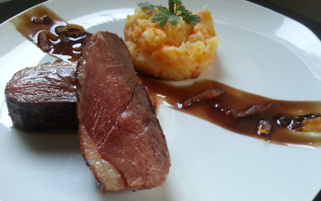 Magret de canard poêlé et son écrasé de pommes de terre carotte aux filaments d'abricots secs.